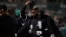 Luis Robert Jr., front celebra un jonrón contra los Atleticos de Oakland, el 30 de junio, en California. (AP/Godofredo A. Vásquez)