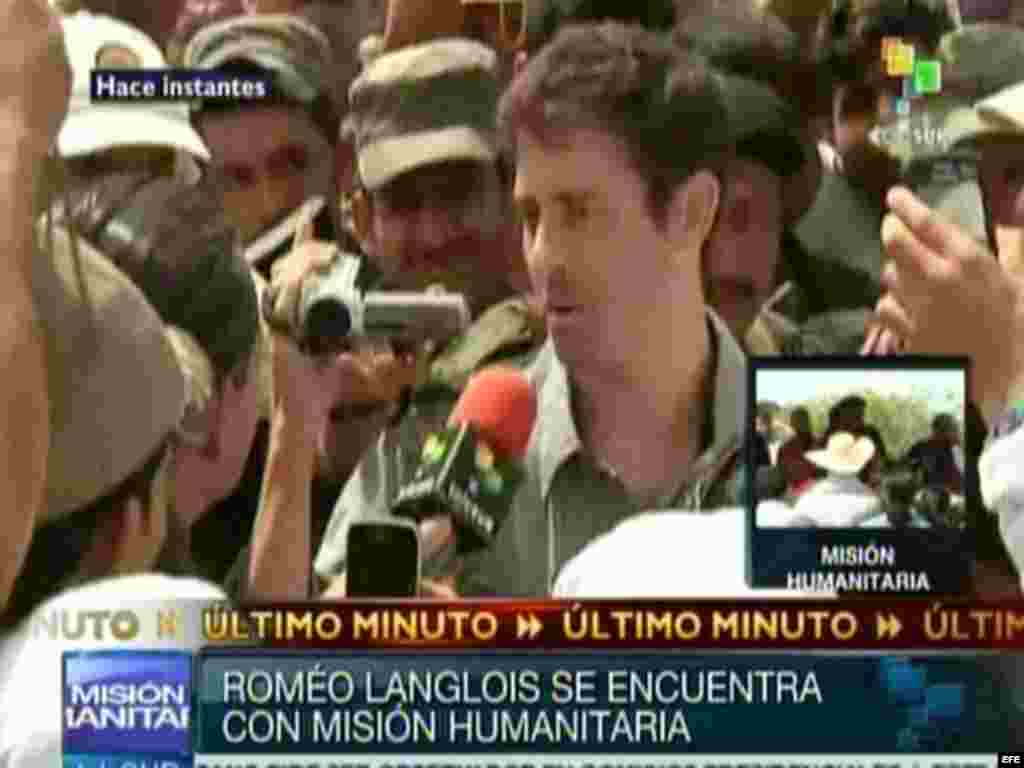 El periodista francés Roméo Langlois en el momento de su liberación, el miércoles 30 de mayo de 2012, en San Isidro, una remota aldea del sureño departamento colombiano de Caquetá. Langlois cayó en manos de las FARC el 28 de abril.
