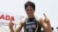Carlos Quinchara de Colombia celebrando el primer lugar en la Triatlón masculina el lunes 25 de noviembre de 2013, en los juegos Bolivarianos Trujillo 2013 en Trujillo (Perú). 