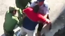 Los opositores cubanos Niurcy Acosta y Raúl González cuando eran arrestados por policías en Vueltas, Villa Clara, 1ro de Mayo de 2013. Los opositores cubanos Niurcy Acosta y Raúl González cuando eran arrestados por policías en Vueltas, Villa Clara, 1ro de Mayo de 2013.