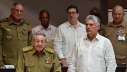 Raúl Castro y Díaz Canel en una sesión parlamentaria de la Asamblea Nacional, en junio de 2017.