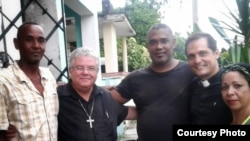 Ismael Bori Reñí (izq.), Padre José Conrado, ex preso político Ángel Moya, padre Castor Álvarez y la dama de blanco excarcelada Aimara Nieto. (Cortesía Ángel Moya).