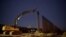Trabajadores de la construcción laboran en un tramo del muro a lo largo de la frontera en Nuevo México, Estados Unidos, en enero de 2021. Foto: REUTERS/José Luis González.