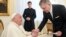 El papa Francisco recibe al primer ministro eslovaco Robert Fico en el Vaticano, el viernes 14 de febrero de 2025. (Vatican Media vía AP, HO)