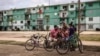 Cubanos intentan conectarse a Internet por medio de una WIFI desde Gaspar, Ciego de Avila