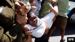Miembros de las Damas de Blanco son arrestadas por la Policía hoy, domingo 20 de marzo de 2016, tras una marcha en La Habana (Cuba).