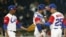 El entrenador de la selección cubana Carlos Martí (d) pasa la bola al receptor Jonder Martínez (i) en el partido entre Cuba y Holanda del IV Clásico Mundial de Béisbol.