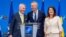 El canciller de Finlandia, Pekka Haavisto, el secretario general de la OTAN, Jens Stoltenberg, y la canciller de Suecia, Ann Linde, en la sede de la OTAN en Bruselas (de izquierda a derecha). (NATO / Reuters).