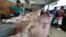 Un carnicero vende carne de cerdo en un mercado de La Habana. Los alimentos alcanzan precios prohibitivos para la mayoría de los cubanos. (AFP/Rodrigo Arangua/Archivo)