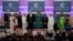 El secretario de Estado, Mike Pompeo, y la primera dama Melania Trump posan con las galardonadas en la Ceremonia del Premio Mujeres con Coraje.