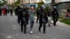 La policía antidisturbios recorre las calles luego de una manifestación contra el gobierno de Miguel Díaz-Canel en La Güinera, en el municipio de Arroyo Naranjo, La Habana el 12 de julio de 2021.