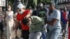 Policías vestidos de civil detienen a un manifestante en La Habana, el 11 de julio de 2021. (REUTERS/Stringer)