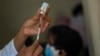 Una enfermera prepara una dosis de la vacuna cubana Abdala contra el COVID-19, en La Habana, el 23 de junio de 2021. (AP/Ramon Espinosa).