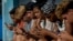 Jóvenes cubanos se conectan a internet desde su teléfono móvil en La Habana.