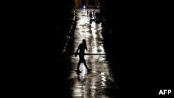 Habaneros caminan en la oscuridad en medio del apagón general que afectó a la isla tras el paso del huracán Rafael.