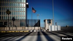 Un guardia de seguridad vigila la entrada a la Embajada de EEUU en La Habana.
