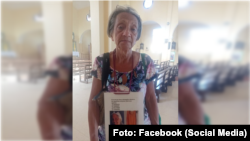 Maura Vázquez busca a su hija Doraiky Aguila Vázquez, de 48 años, desaparecida desde hace tres meses. Recorre la ciudad con un cartel.