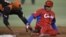 El cubano Frederich Cepeda (d) y el holandés Curt Smith en acción en la primera base durante su partido de Clásico Mundial de Béisbol en Tokio, Japón.
