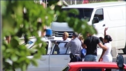 Dos damas de blanco detenidas en La Habana fueron deportadas hacia Santiago de Cuba. Dos damas de blanco detenidas en La Habana fueron deportadas hacia Santiago de Cuba.