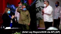 Raúl Castro, primer secretario del Partido Comunista y exgobernante de Cuba, en la sesión inaugural del VIII Congreso del PCC. (Ariel Ley Royero/ACN vía AP)