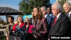 La representante María Elvira Salazar presentó la Ley No Adversarios Extranjeros Residentes en Nuestras Comunidades (Ley No FARC).