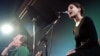 Haydée Milanés canta junto a Silvio Rodríguez en 1999. Reuters Rafael Perez