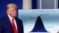 Trump ante una gráfica de pronóstico de fallecimientos por coronavirus.