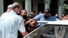 Un hombre es detenido en las protestas antigubernamentales del 11 de julio de 2021.
