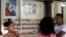 Tres jóvenes conversan en una farmacia en La Habana,Cuba. 