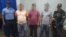 Los sospechosos, de 27, 32 y 42 años de edad, originarios y residentes del municipio de El Triunfo del departamento de Choluteca, fueron interceptados al momento que realizaban el traslado irregular de ocho ciudadanos cubanos y dos del Congo. Foto Policí
