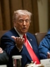 ARCHIVO. El presidente Donald Trump celebra una reunión en la Sala del Gabinete de la Casa Blanca. (Foto oficial de la Casa Blanca por Molly Riley)