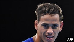 El cubano Robeisy Ramírez sigue acumulando victorias en su carrera profesional de boxeo en el exilio. (Yuri CORTEZ / AFP).