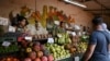 La gente compra verduras en un mercado en el centro de La Habana, Cuba, 3 de julio de 2024. REUTERS/Stringer