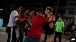 Guardias vestidos de civil reprimen a manifestantes pacíficos en una protesta en El Vedado, La Habana, el 1 de octubre de 2022. (AP Photo/Ramon Espinosa)