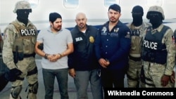 Efraín Campo Flores (izq.) y Franqui Francisco Flores tras ser arrestados en Haití, en noviembre del 2015.