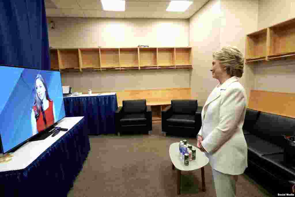 Hillary Clinton observa la presentación que hizo su hija Chelsea Clinton. Foto tomada de @HillaryClinton.