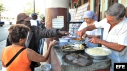 Una pareja de vendedores de frituras atiende a sus clientes en La Habana (Cuba).